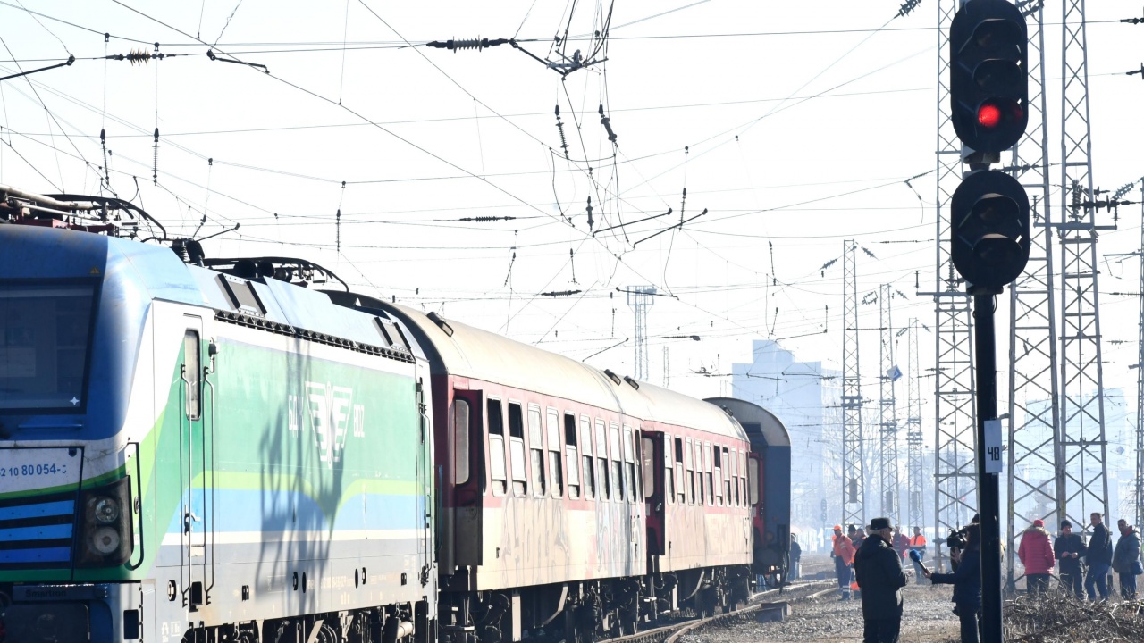 Пътнически влак дерайлира до Копривщица