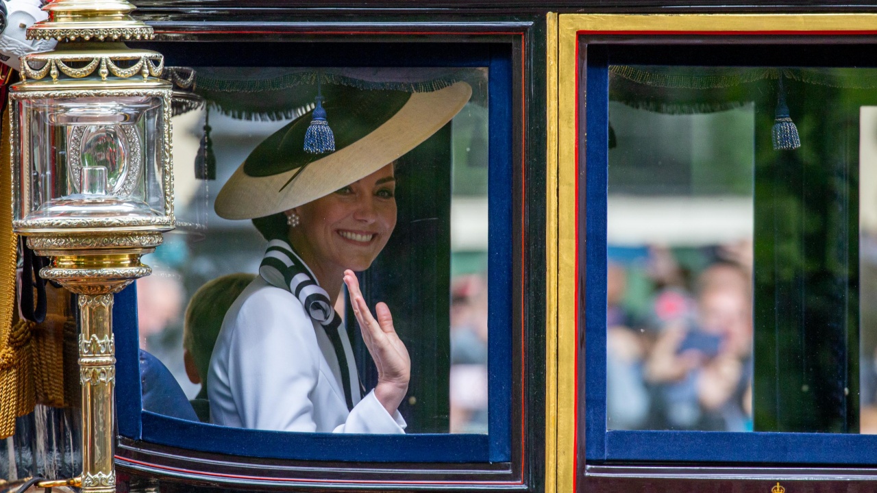 Принцеса Кейт пристигна  с каляска с трите си деца в Бъкингамския дворец