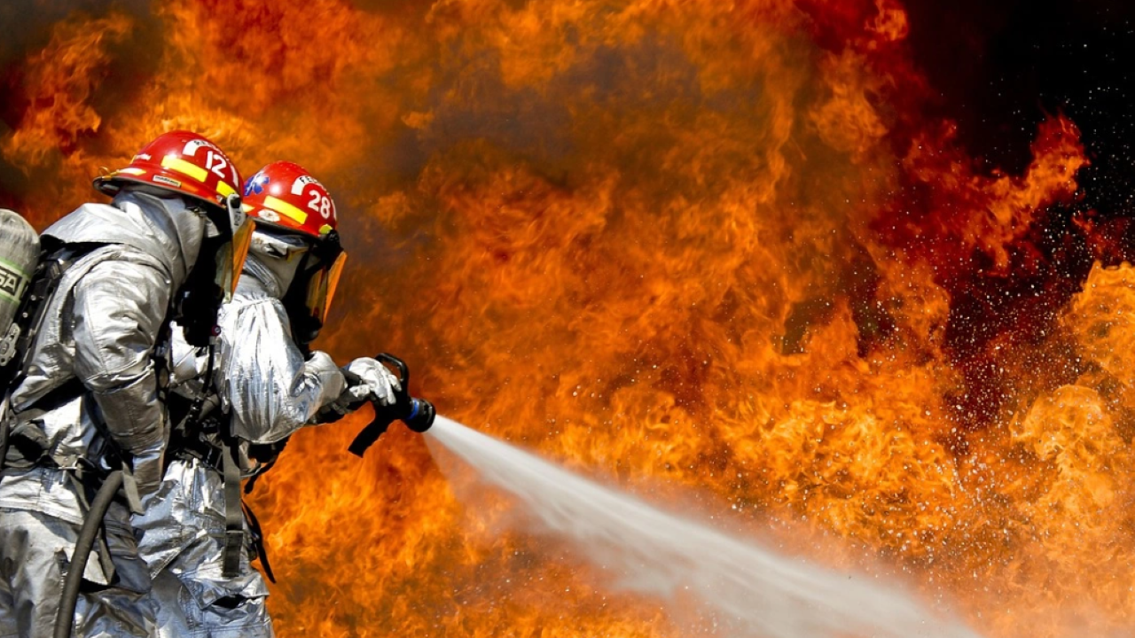 Необитаем от години склад се запали в София, пет пожарни гасят огъня