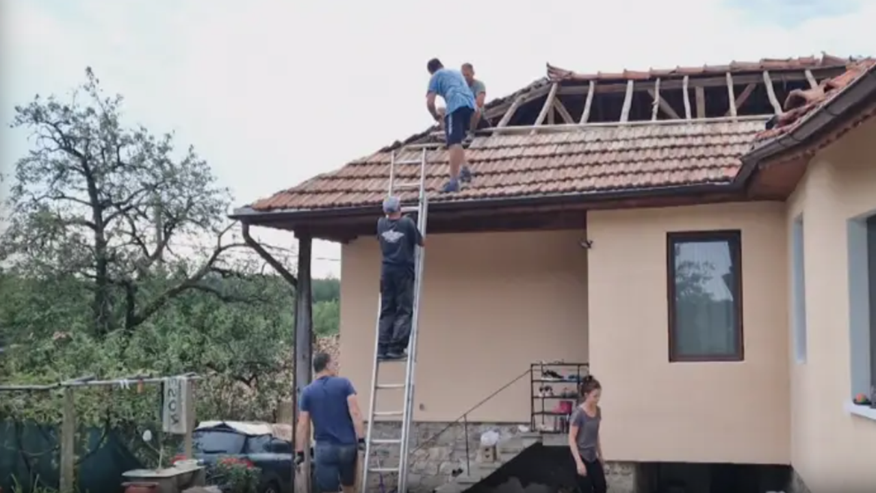 Застрахователи бавят ремонта на пострадали къщи след бурята във Великотърновско