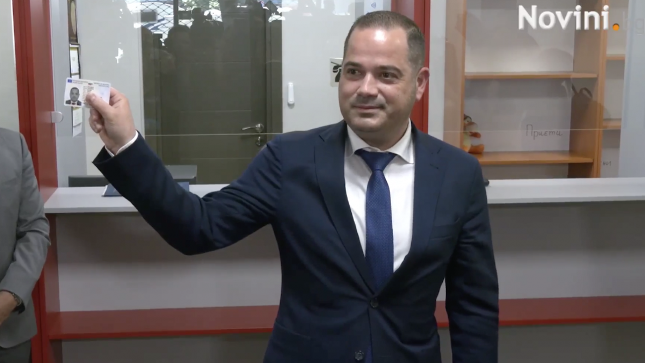 Министър Калин Стоянов първи получи нова лична карта