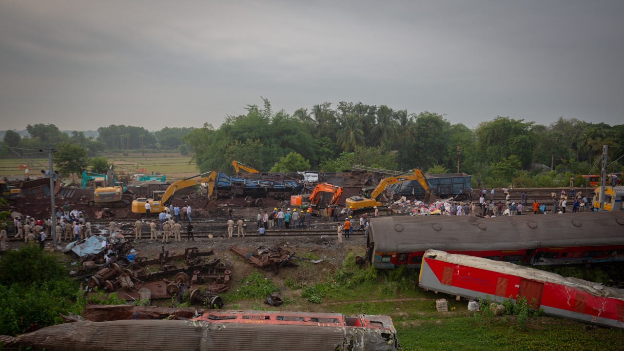 Жестока влакова катастрофа в Индия взе 15 жертви