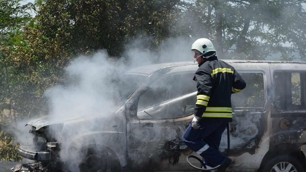 Кола се запали в движение и изгоря на пътя Димитровград - Хасково
