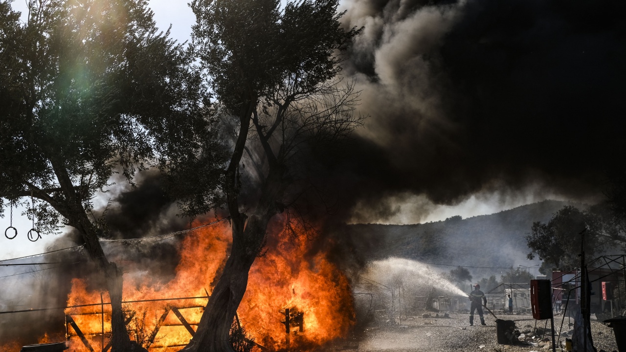 Гърция гори, евакуират туристите