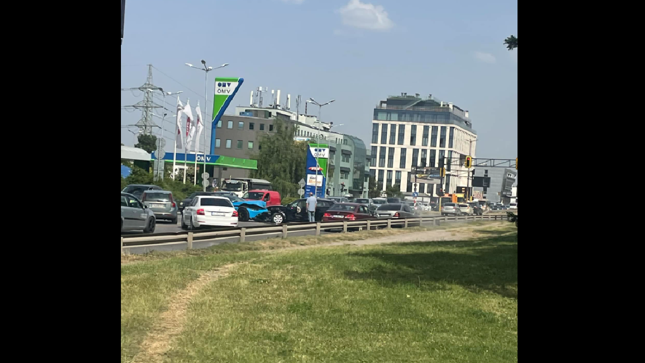 Тежка катастрофа блокира бул. "Бъкстон" в София