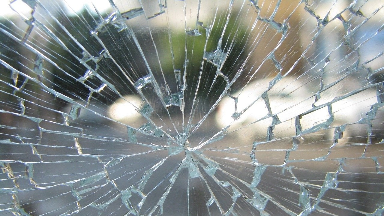 Мъж потроши прозорец на ГРАО в Габрово