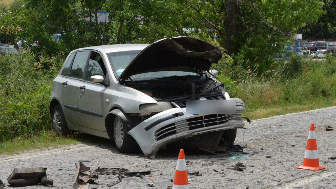 Пиян шофьор блъсна челно друга кола в Смолянско, пострадала е жена