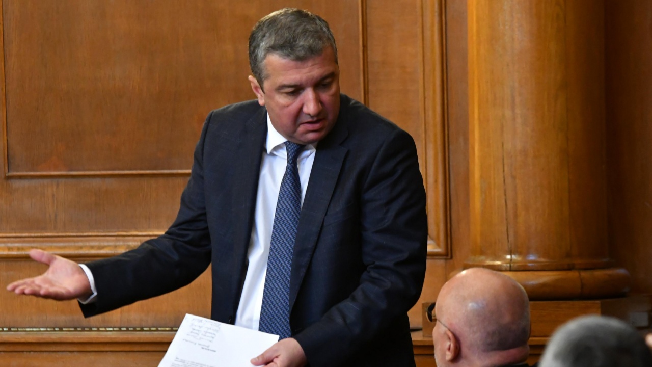 Стойнев от БСП призова Борисов лично да проведе разговори за кабинет и да каже какви отговорности може да поеме