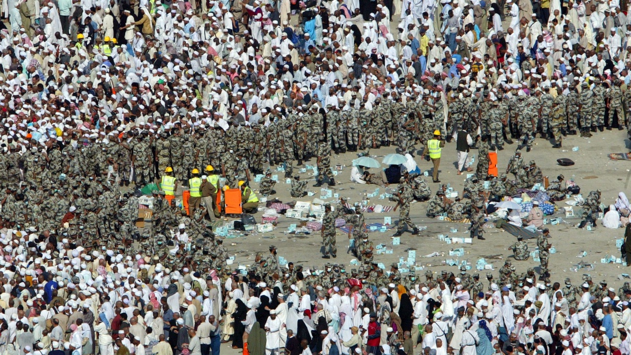 Повече от 1000 души са починали в горещините по време на хаджа