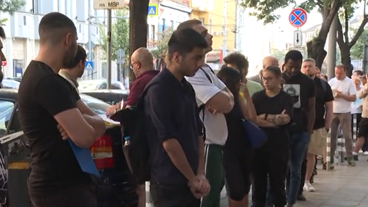 Защо граждани чакат с часове пред дирекция „Миграция“ в София?