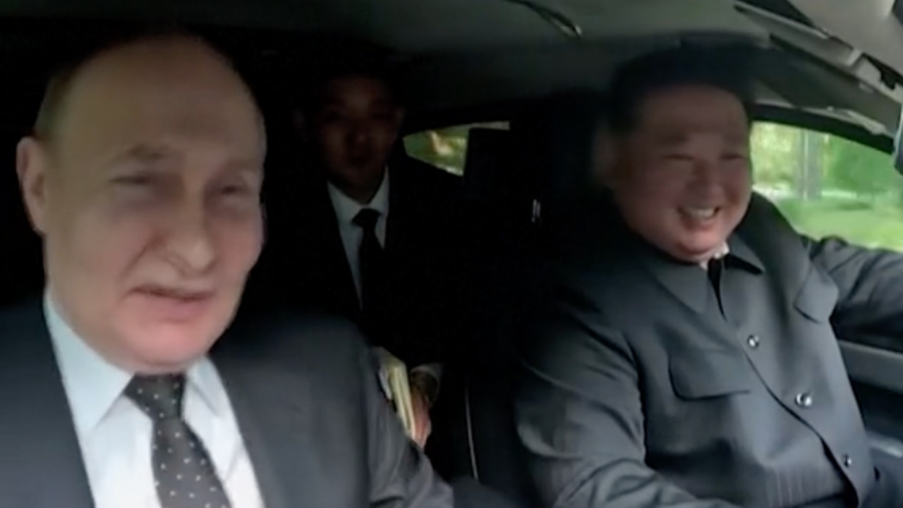 Още кадри от посещението на Путин в Северна Корея: Той и Ким се забавляват в купето на руския Аурус
