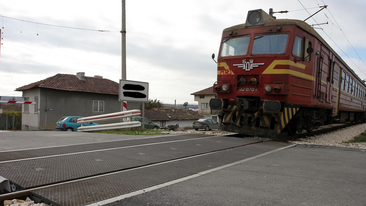 Влак блъсна автомобил на жп прелез край Гавраилово