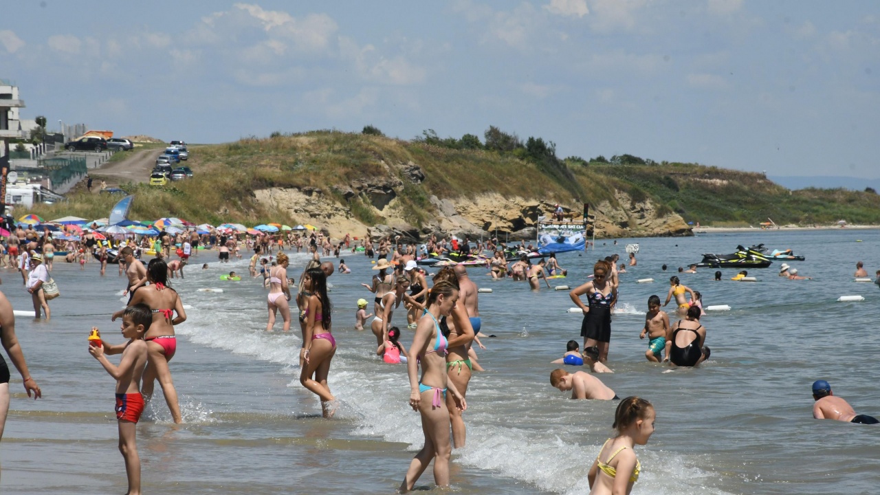 Туристи се къпаха в морето край Кранево, въпреки замърсената с бактерии вода