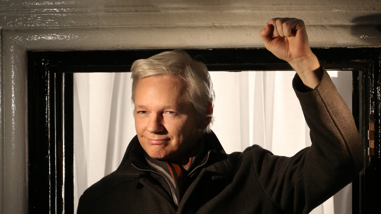 Създателят на „Уикилийкс” е на свобода