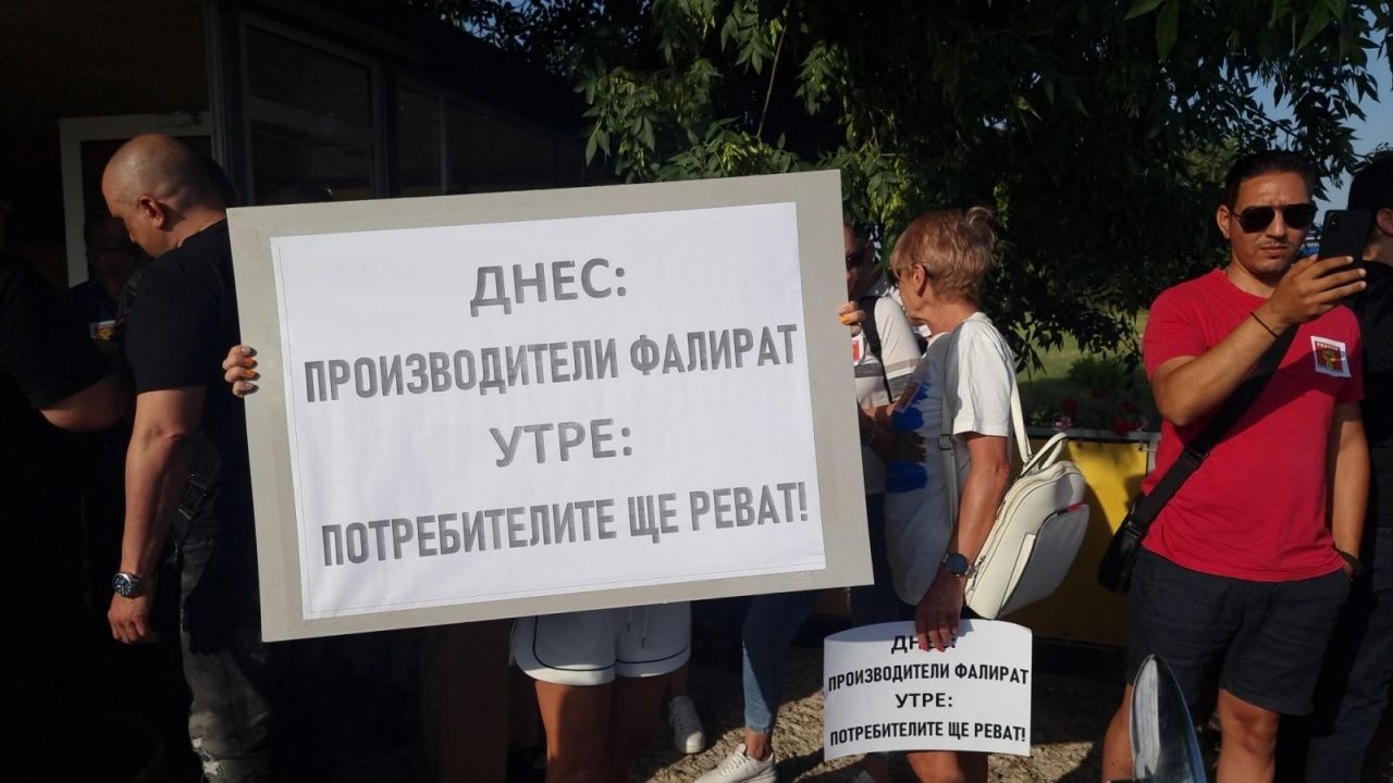 Протест на собственици на фотоволтаични централи, затвориха главния път София – Русе