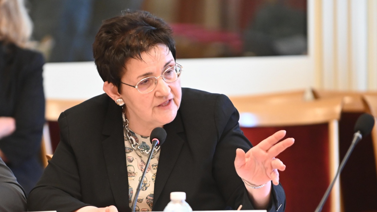 Министър Петкова от парламента: Очакваме да получим по-малко пари по ПВУ