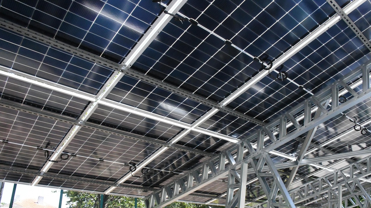 Ученици от гимназията по автотранспорт в Бургас монтираха собствена соларна станция