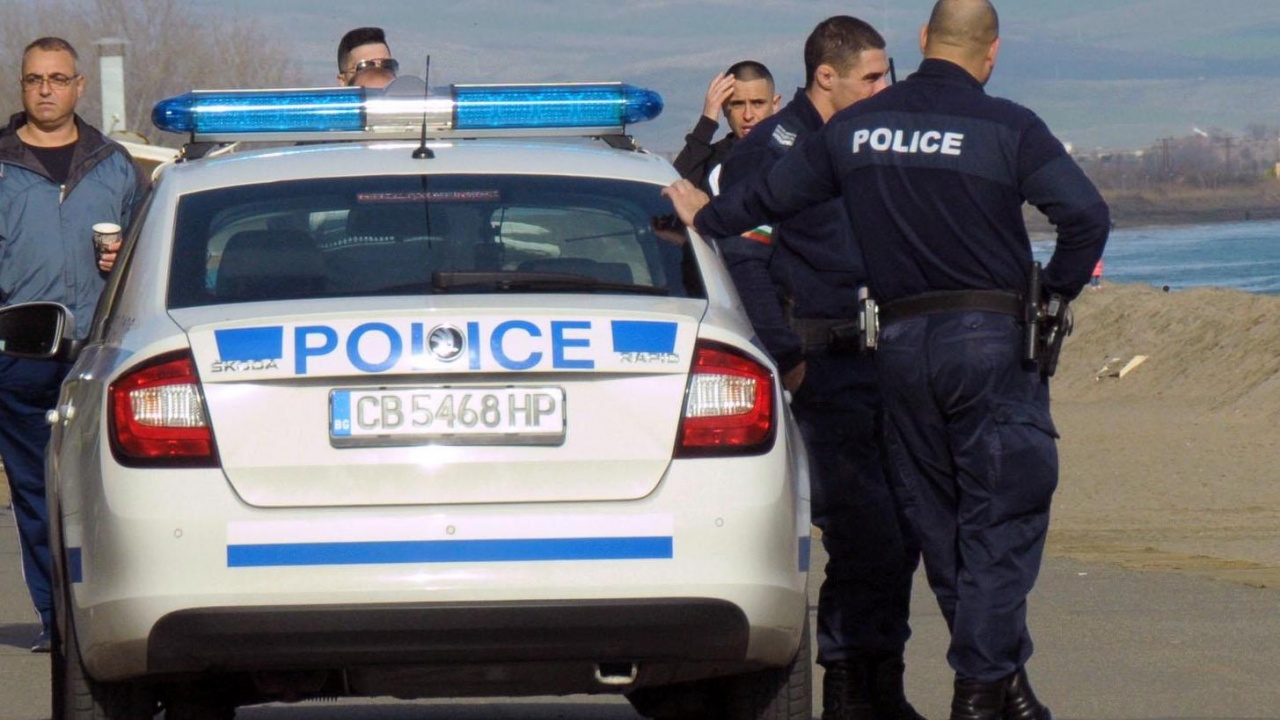 Закопчаха двама мъже, откраднали лека кола и обрали два магазина в София