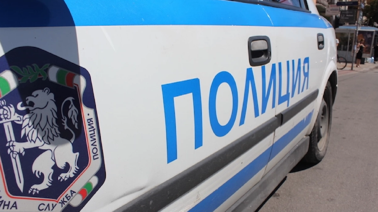Екшън в Разградско: Потрошени патрулки след гонка, над 150 полицаи са на място