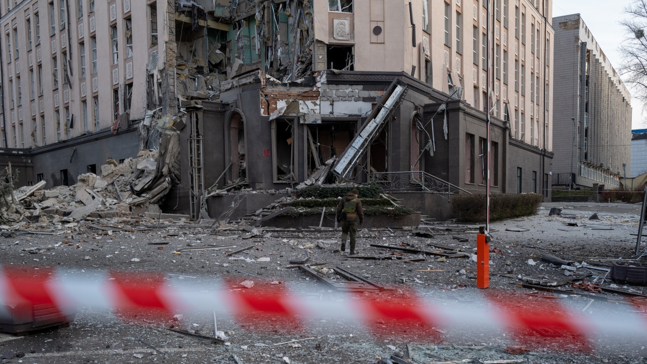 В Харков издирват 9 души след руска атака