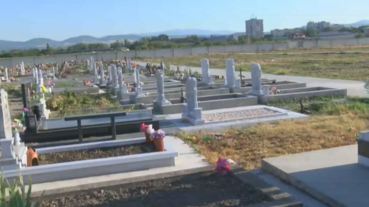 Малолетни вандали са изпотрошили гробището в Нова Загора