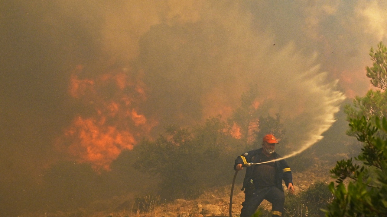 Гърция продължава да гори: Огънят взе и жертва