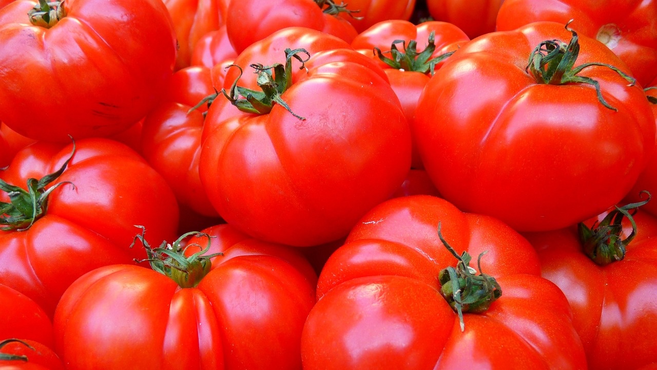 Мъж задигна 29 кг домати от кооперативния пазар в Шумен