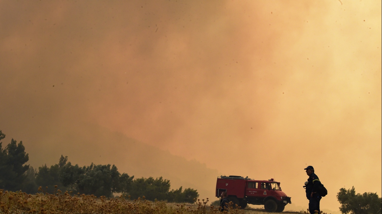 Големи пожари бушуват на островите Хиос и Кос