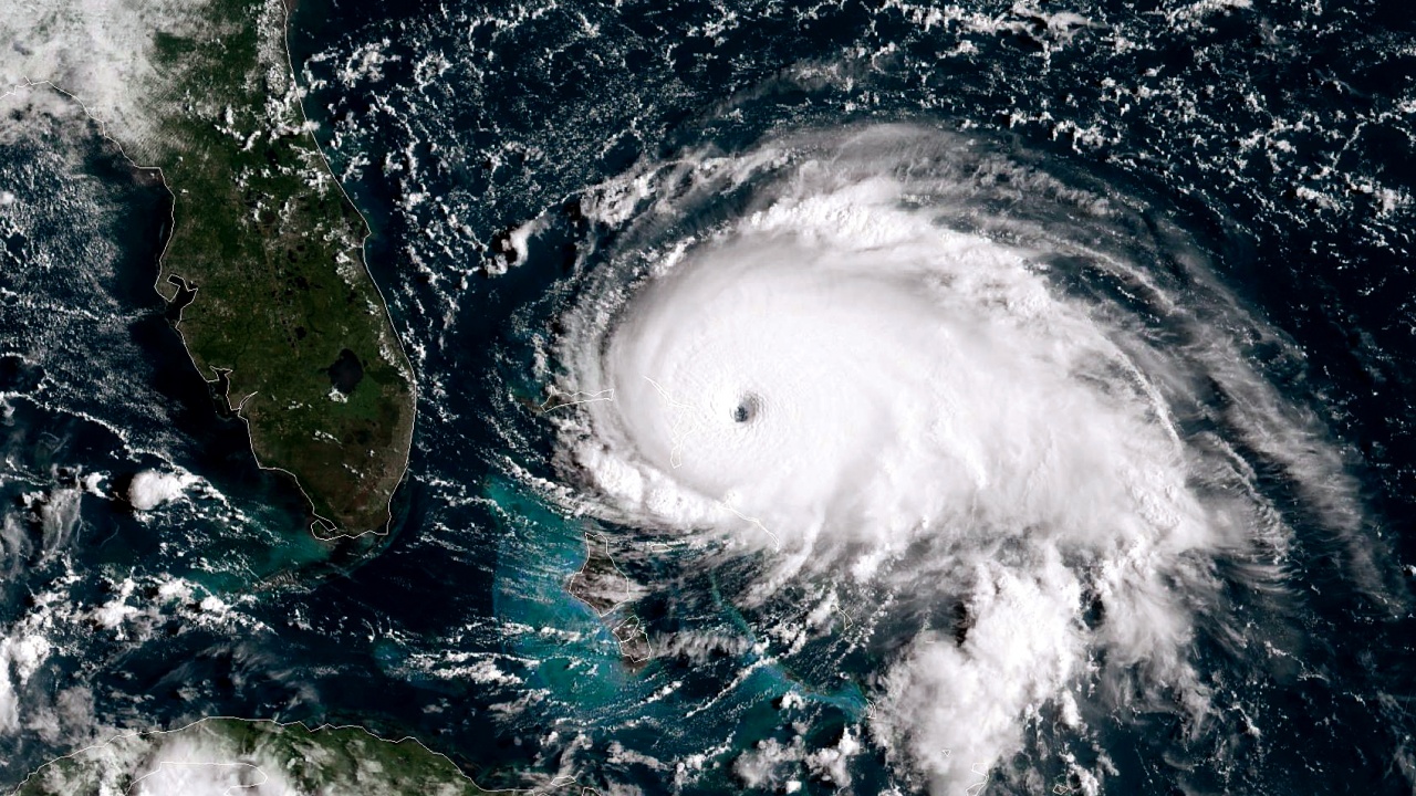 Ураганът "Берил" преминава над открито море, след като опустоши източните острови на Карибско море