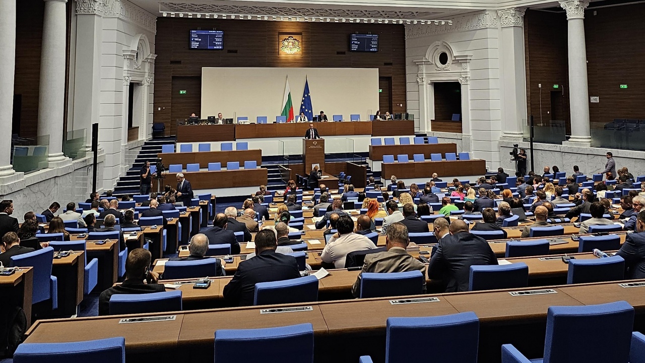 Гласуването на проектокабинета "Желязков": С какви нагласи партиите ще отидат в парламента
