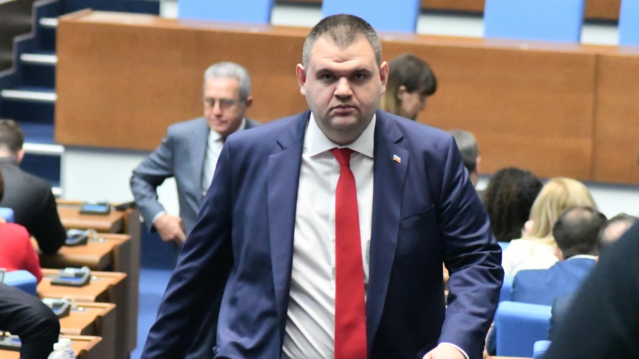 Пеевски заплаши с изключване депутатите от ДПС, които не подкрепиха проектокабинета "Желязков"