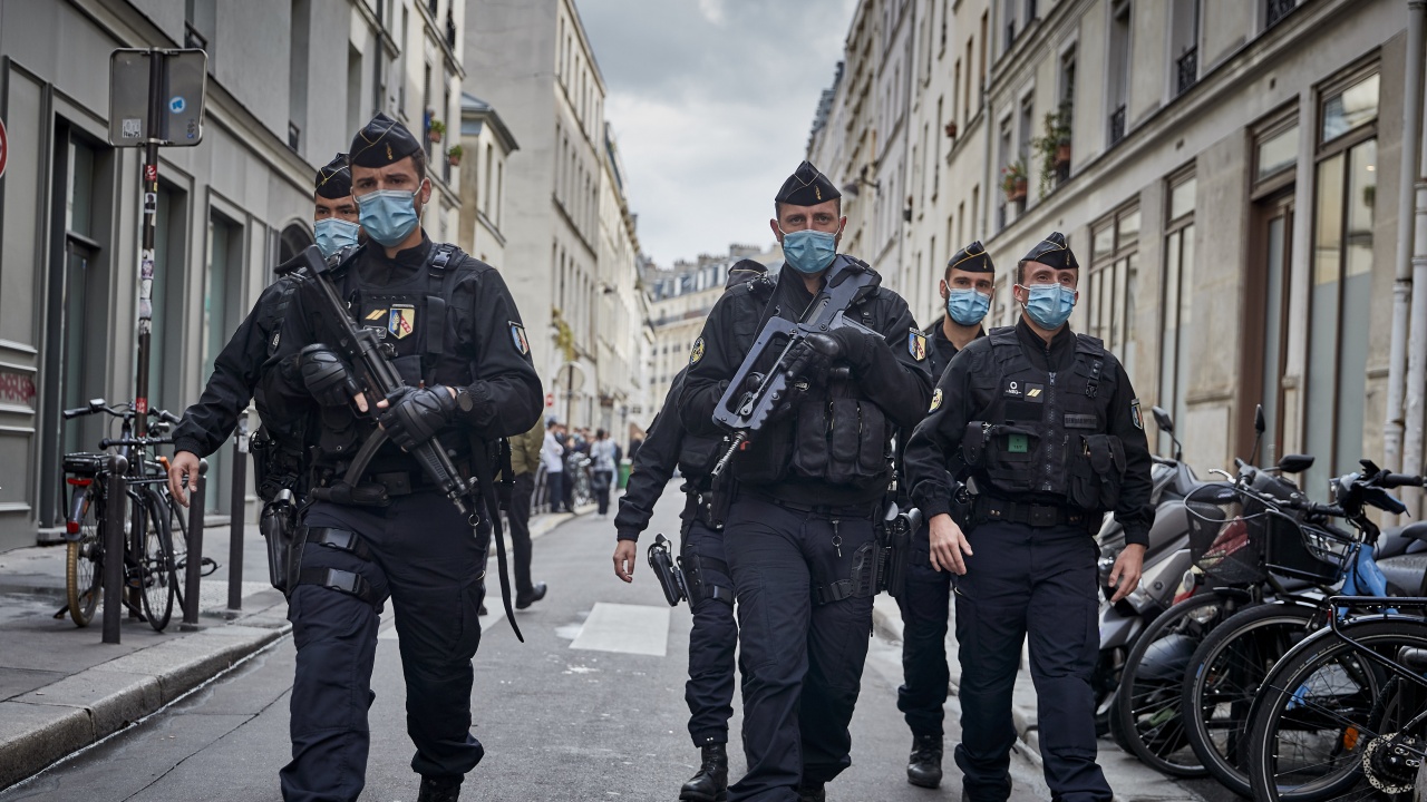 Тежковъоръжени полицаи влязоха във Версайския дворец
