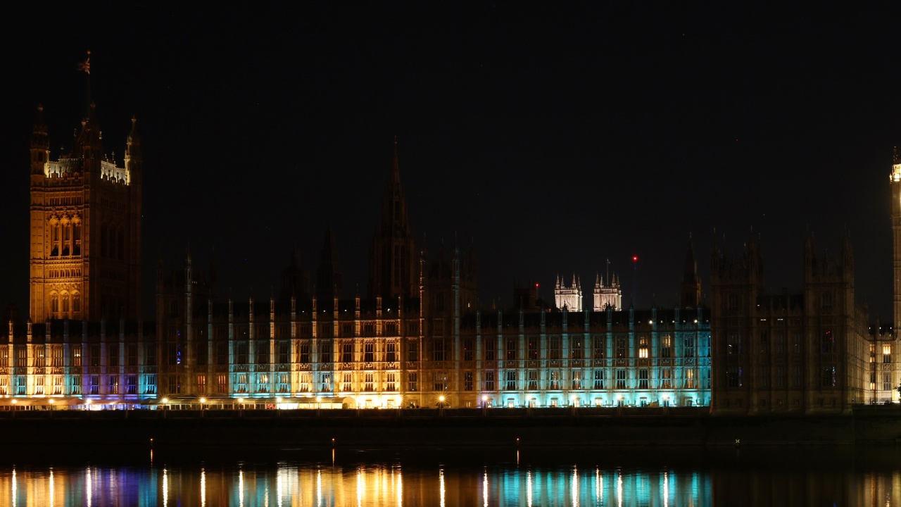 Британските лейбъристи спечелиха огромно мнозинство в парламента в Лондон