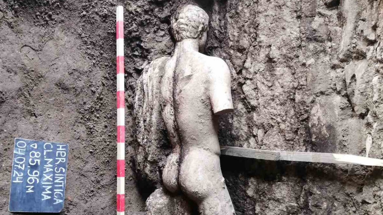 Вдигат с кран уникалната за България мраморна статуя на бог Хермес