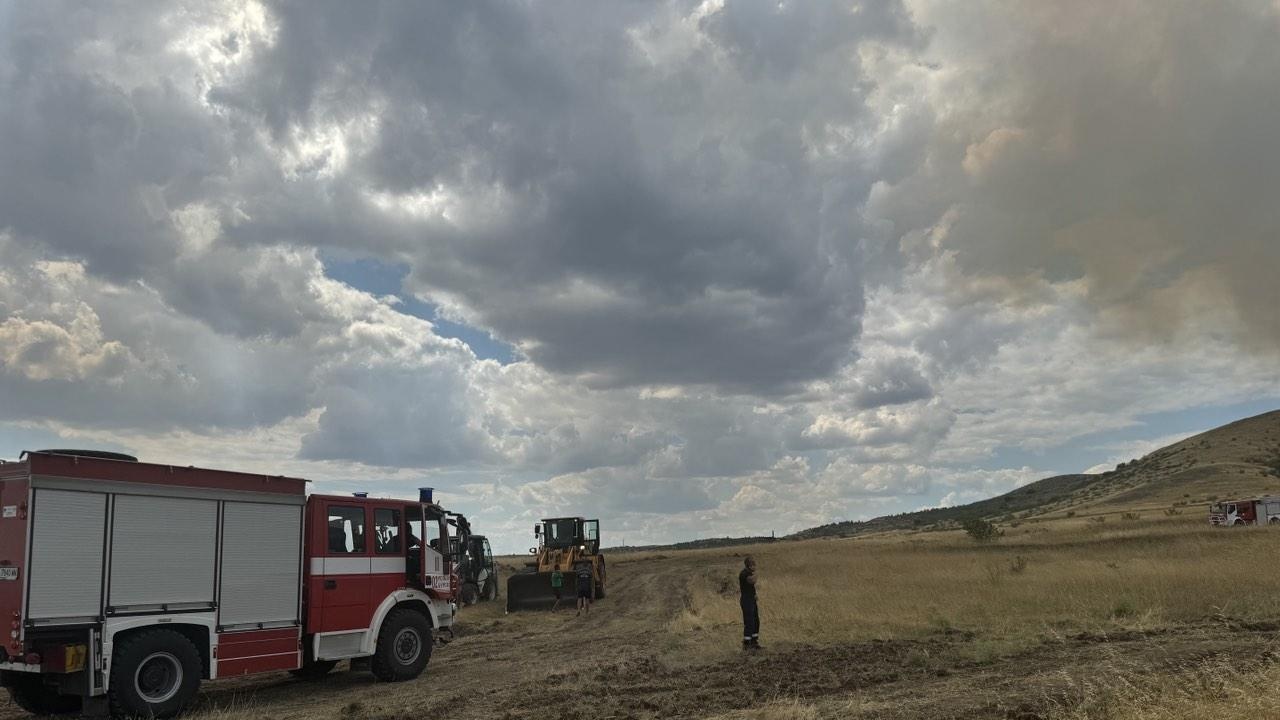 Голям пожар бушува край Бургас