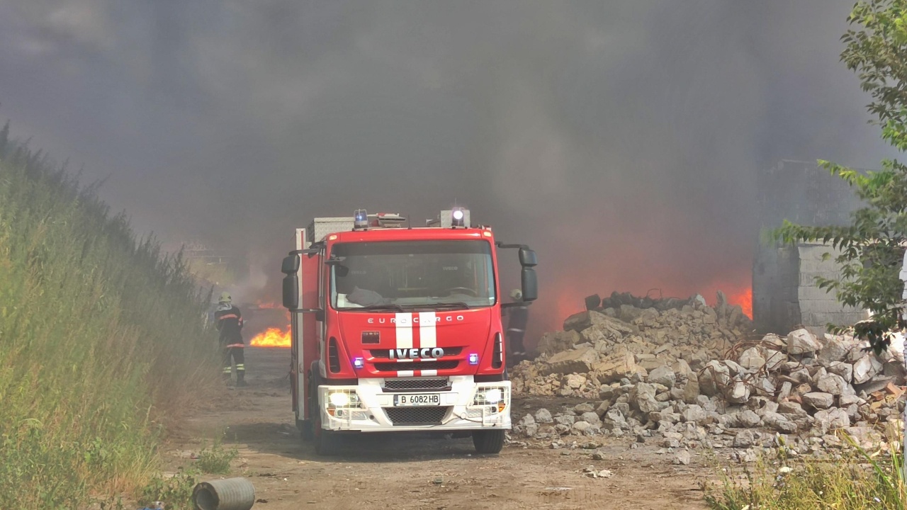 Пожар гори в близост до АМ "Тракия" край Чирпан
