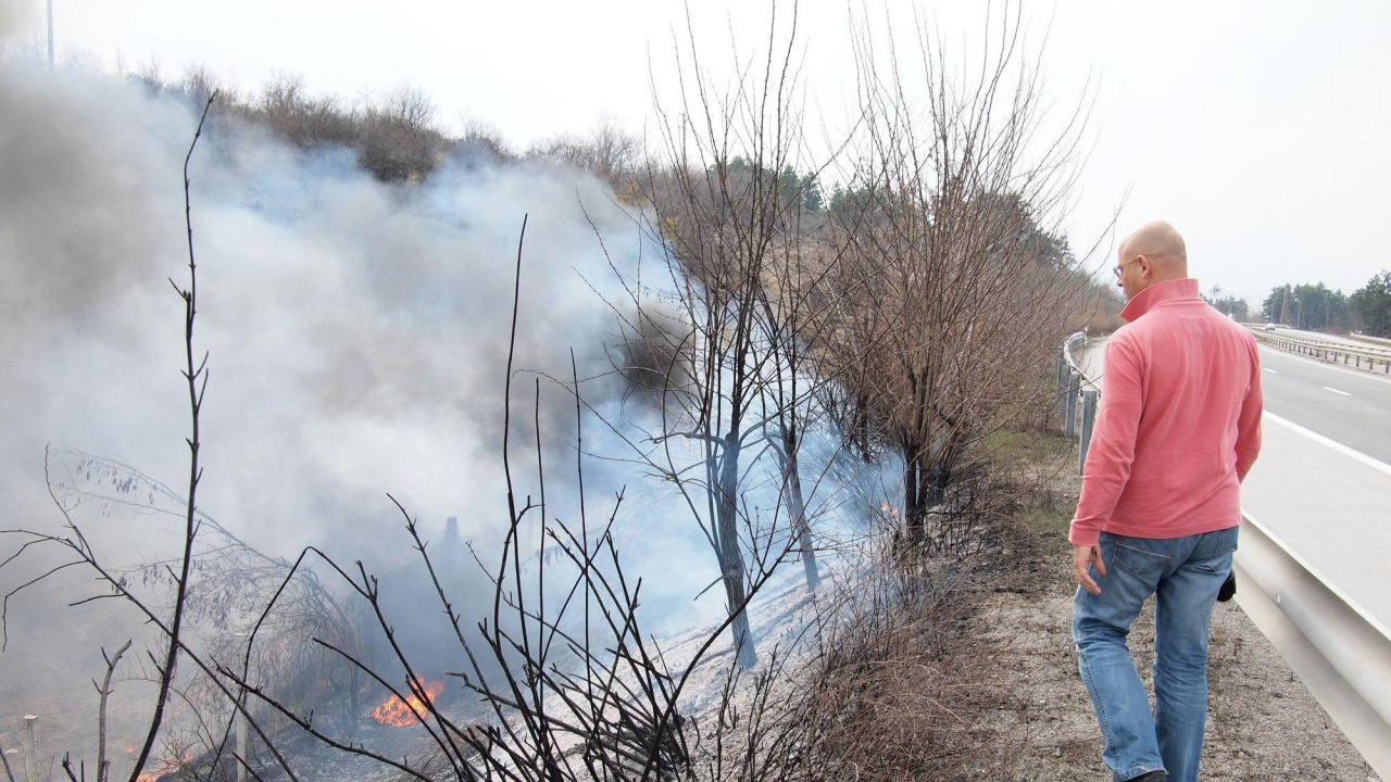 Пожар затрудни движението по АМ "Струма"