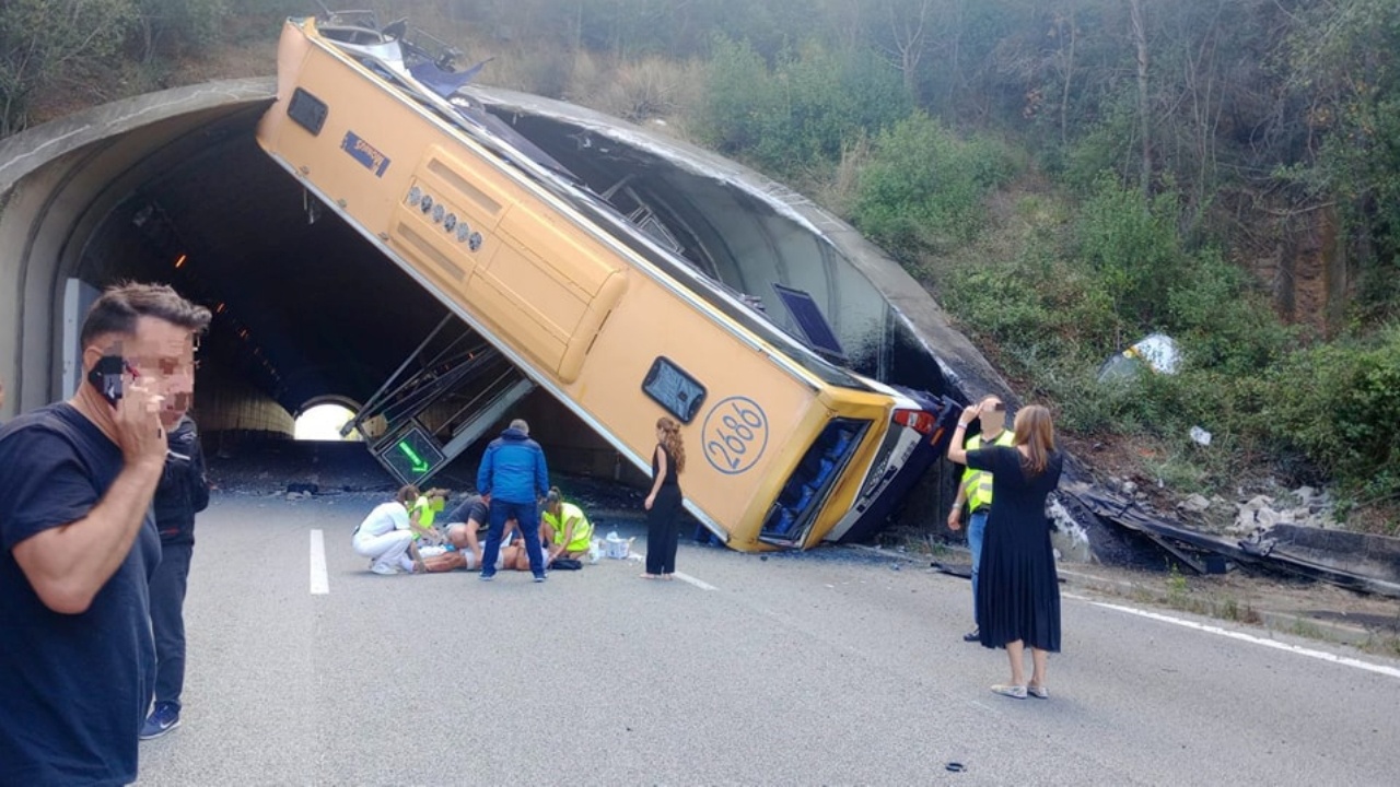 Автобус с работници застина във вертикално положение на входа на тунел след катастрофа