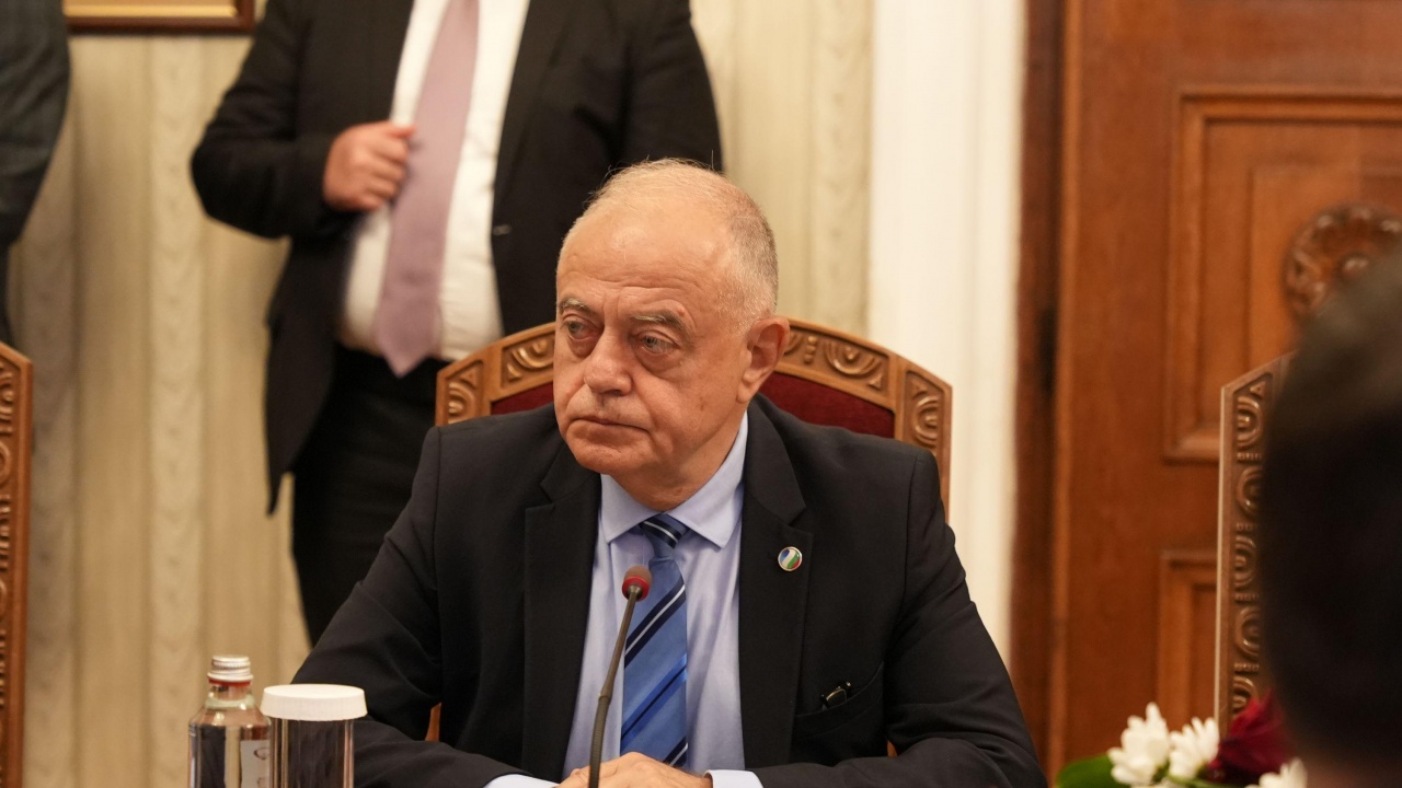 Премиерът да е бивш конституционен съдия, дипломат или преподавател, предложи Атанасов