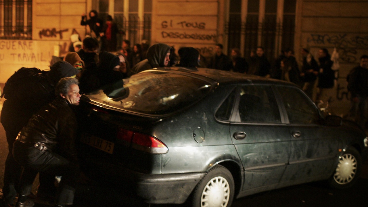 Автомобил се е врязал в тераса на кафене в Париж, трима са ранени