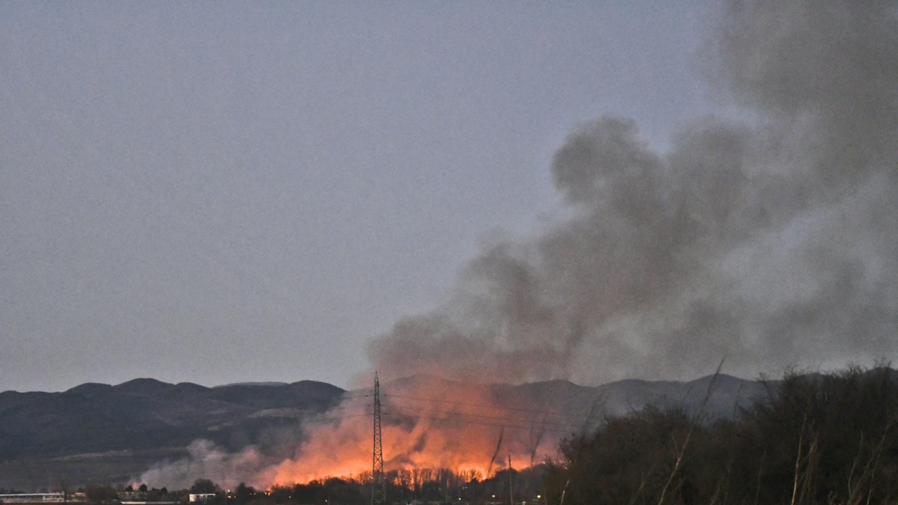 Пожарът край пазарджишкото село Априлци се разрасна