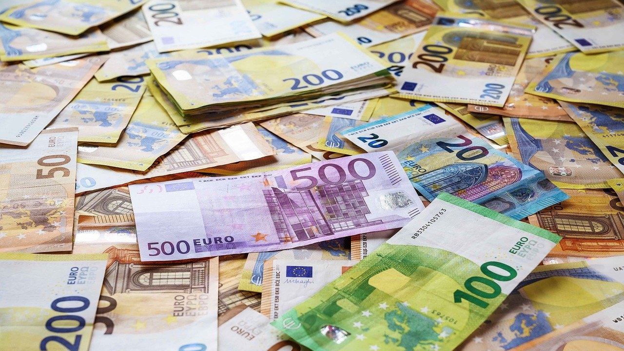 Еврото се котира под 1,09 долара
