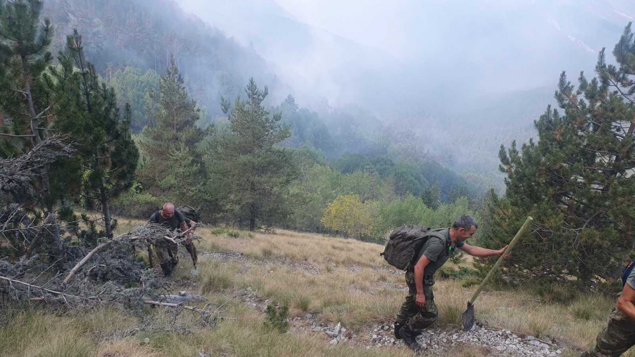 Военнослужещите от Трето бригадно командване остават в готовност заради пожара на българо-гръцката граница