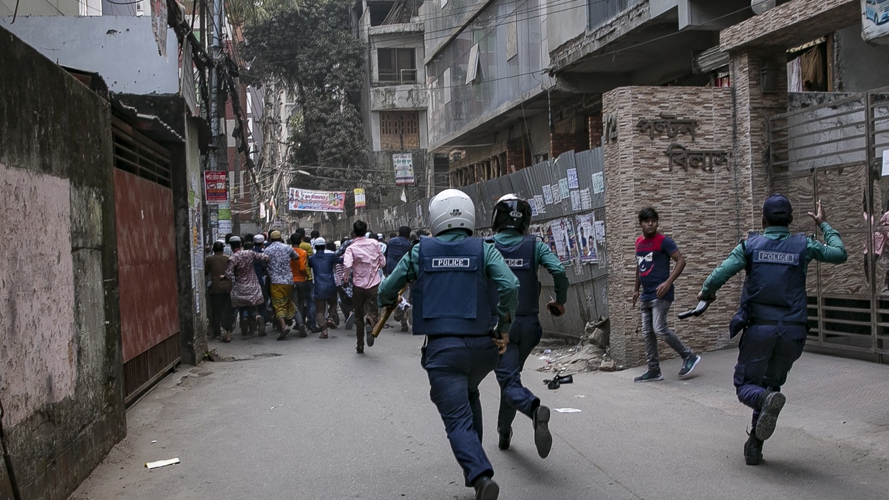 Бангладеш се завръща към нормалност след кървави протести