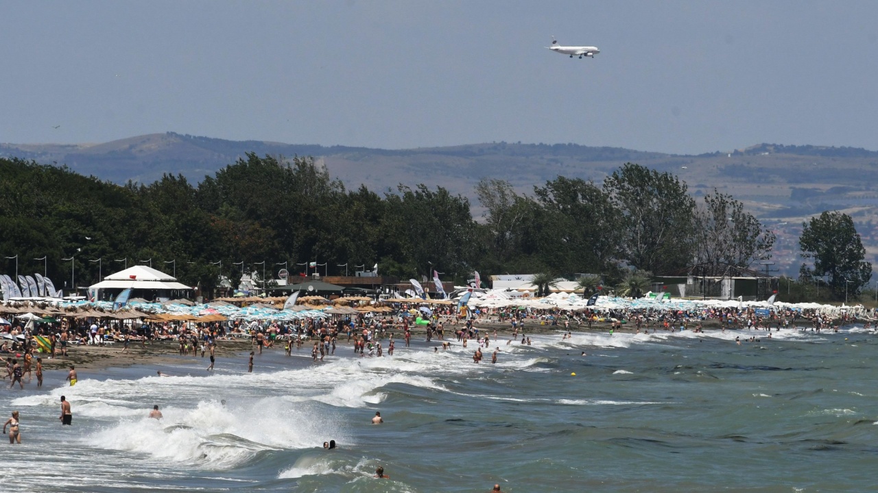 Наплив от туристи в разгара на летния сезон в Приморско