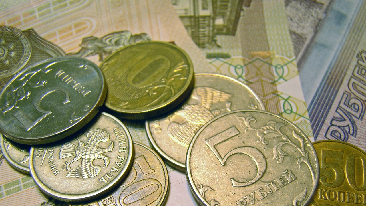 Руската рубла отслабва в очакване на по-високи лихви