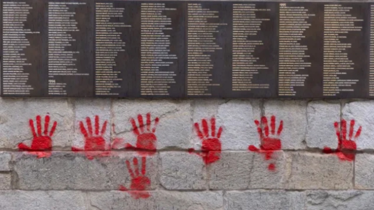Българи, заподозрени в оскверняването на еврейски паметник в Париж, бяха задържани у нас