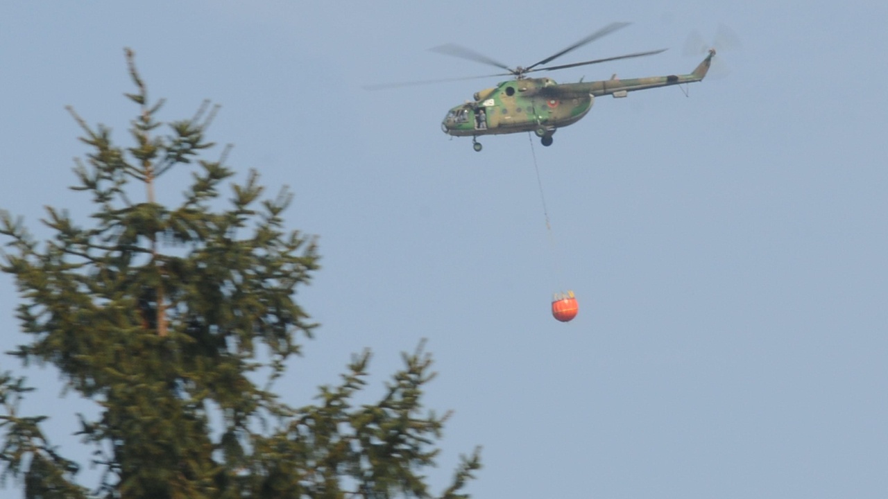 Хеликоптер е изпратен да гаси пожара на българо-гръцката граница