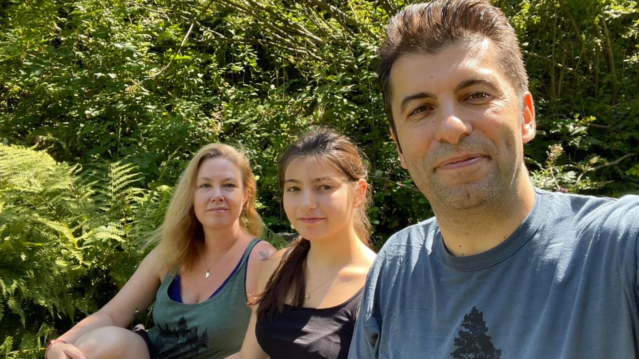 Кирил Петков на семейна разходка в планината
