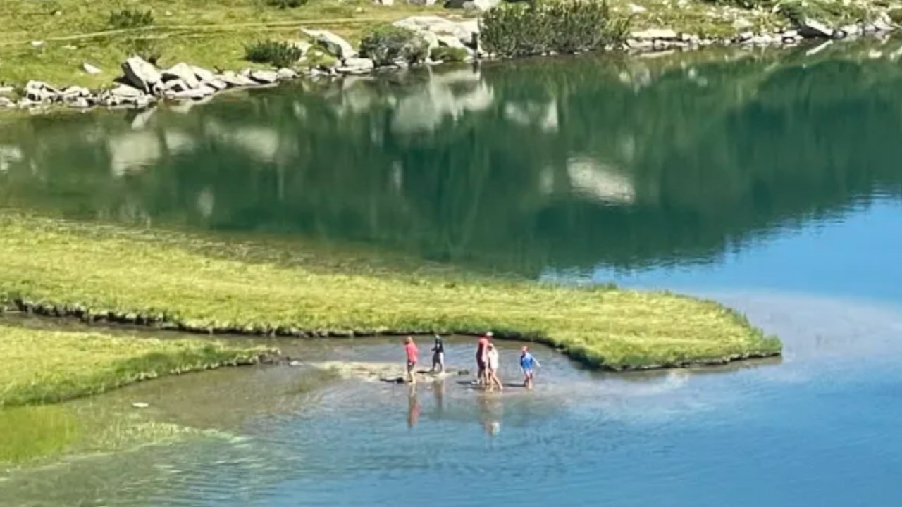 Деца влязоха в Муратовото езеро в Пирин
